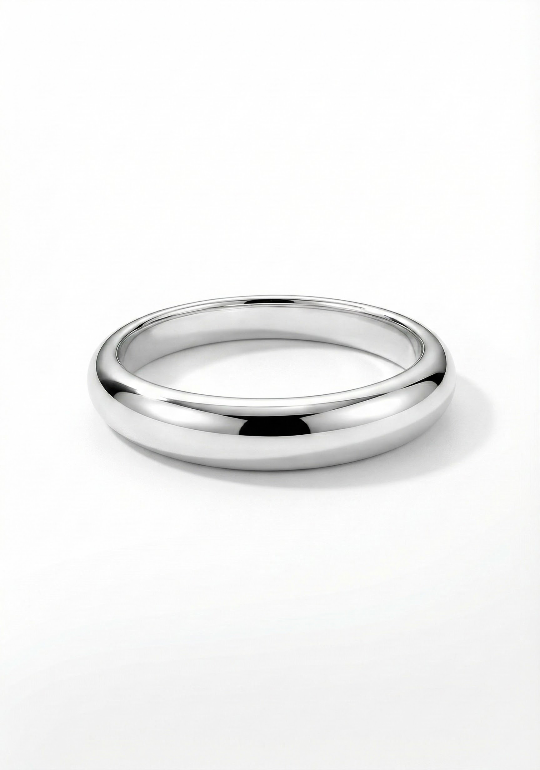 Prsten ve stříbřitém lesku