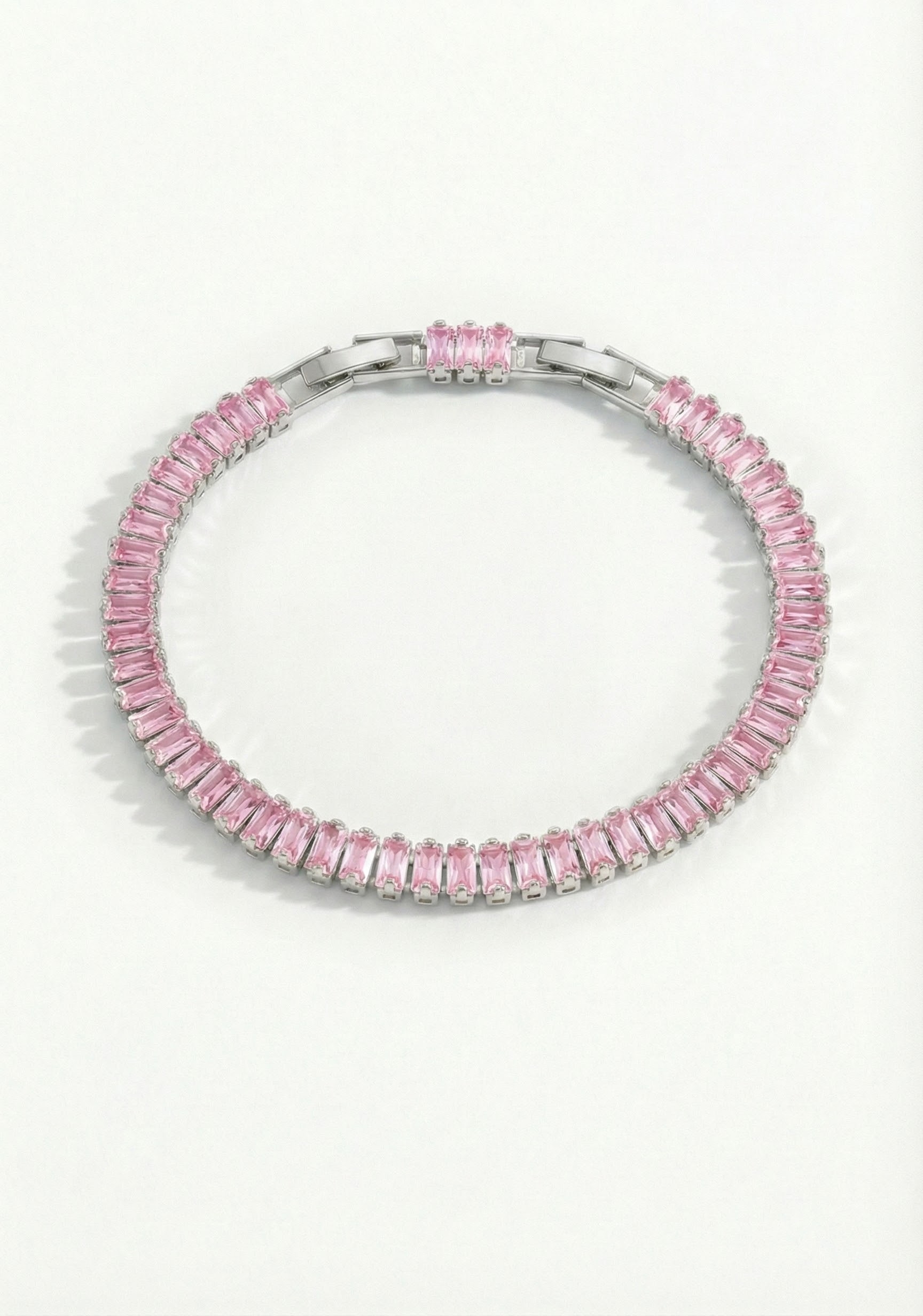 Krystaly briliantového brusu v růžovém nádechu