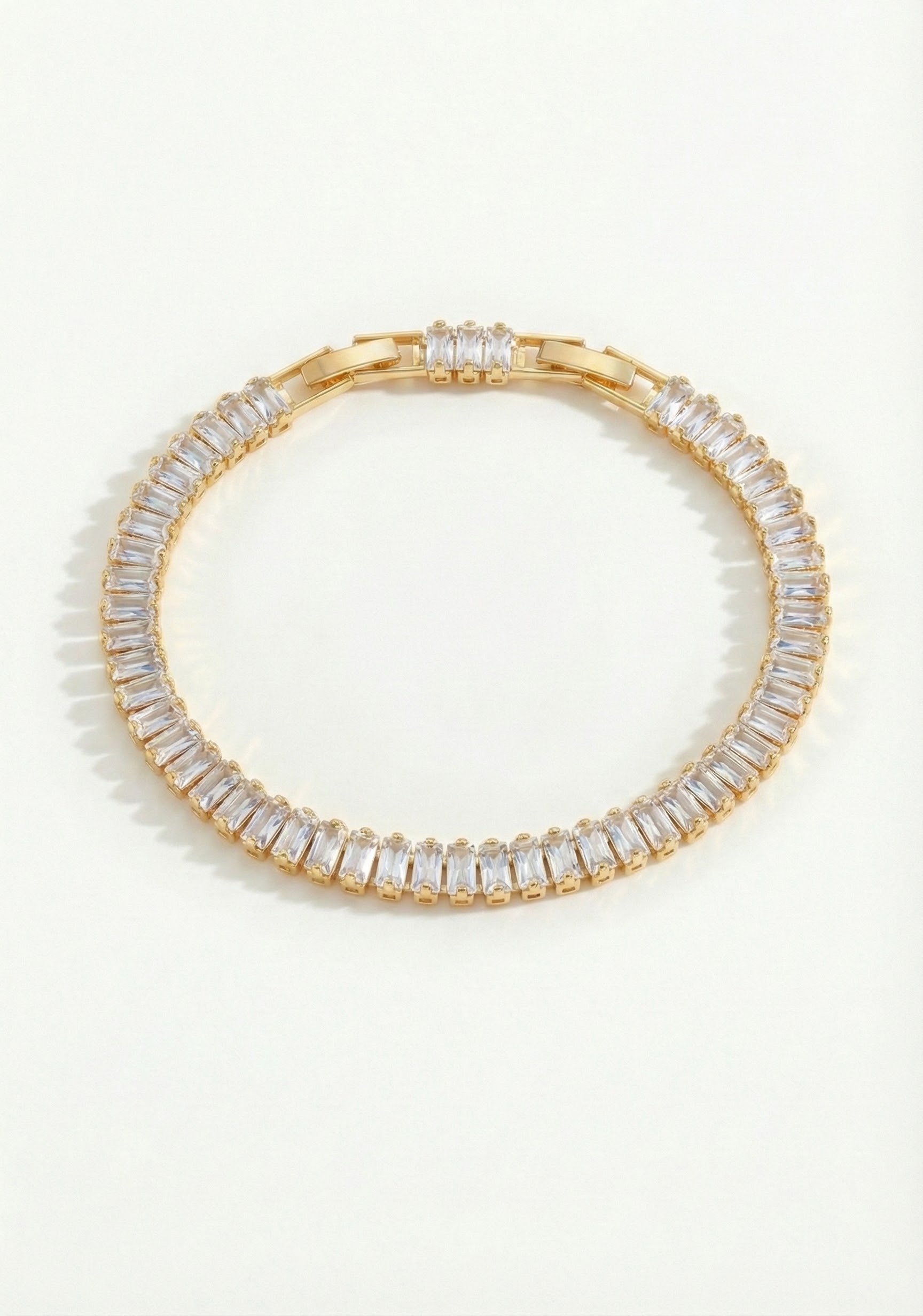 Krystaly briliantového brusu se zlatavým leskem