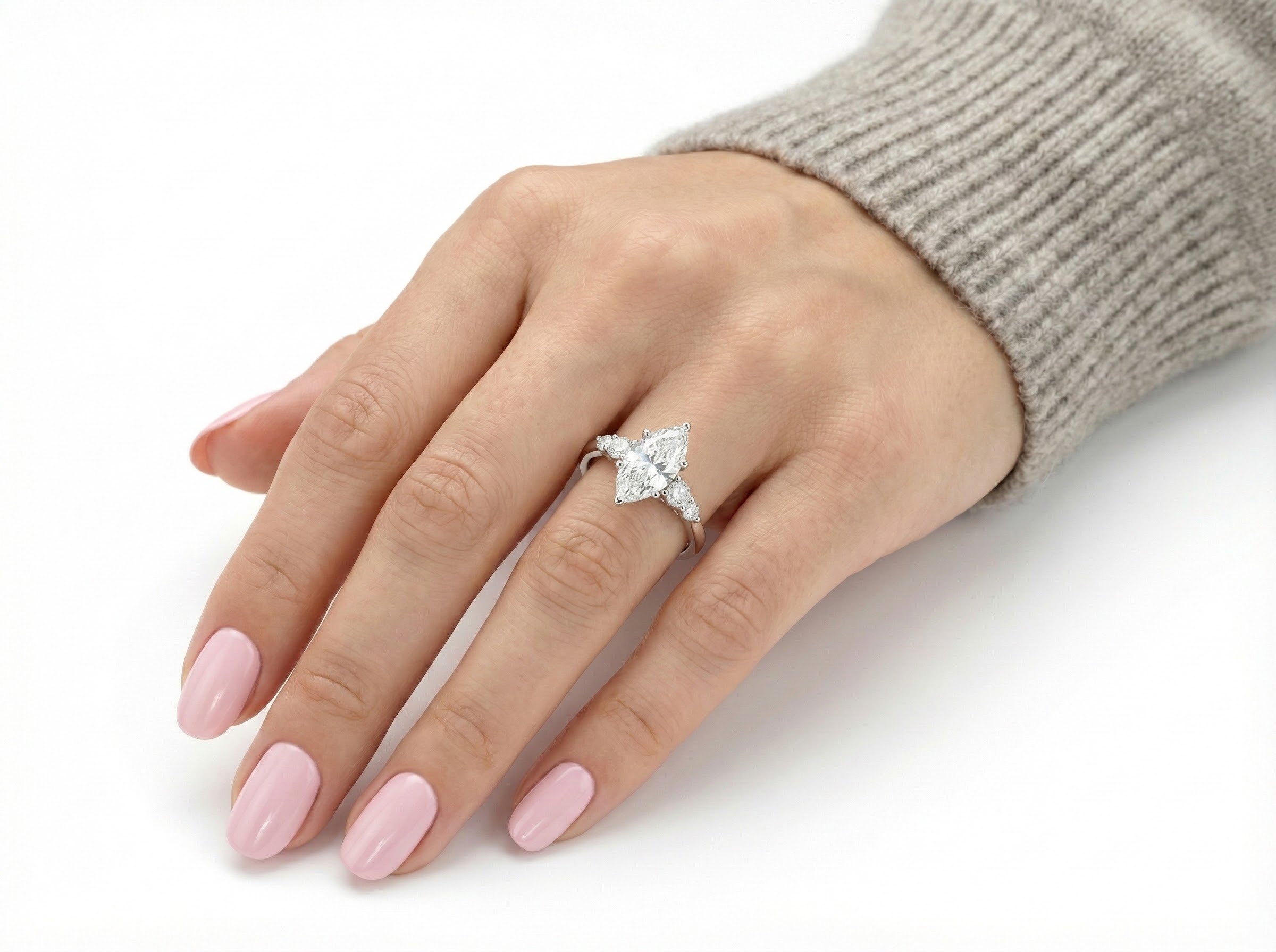 Prsten s osazenými krystaly - detail