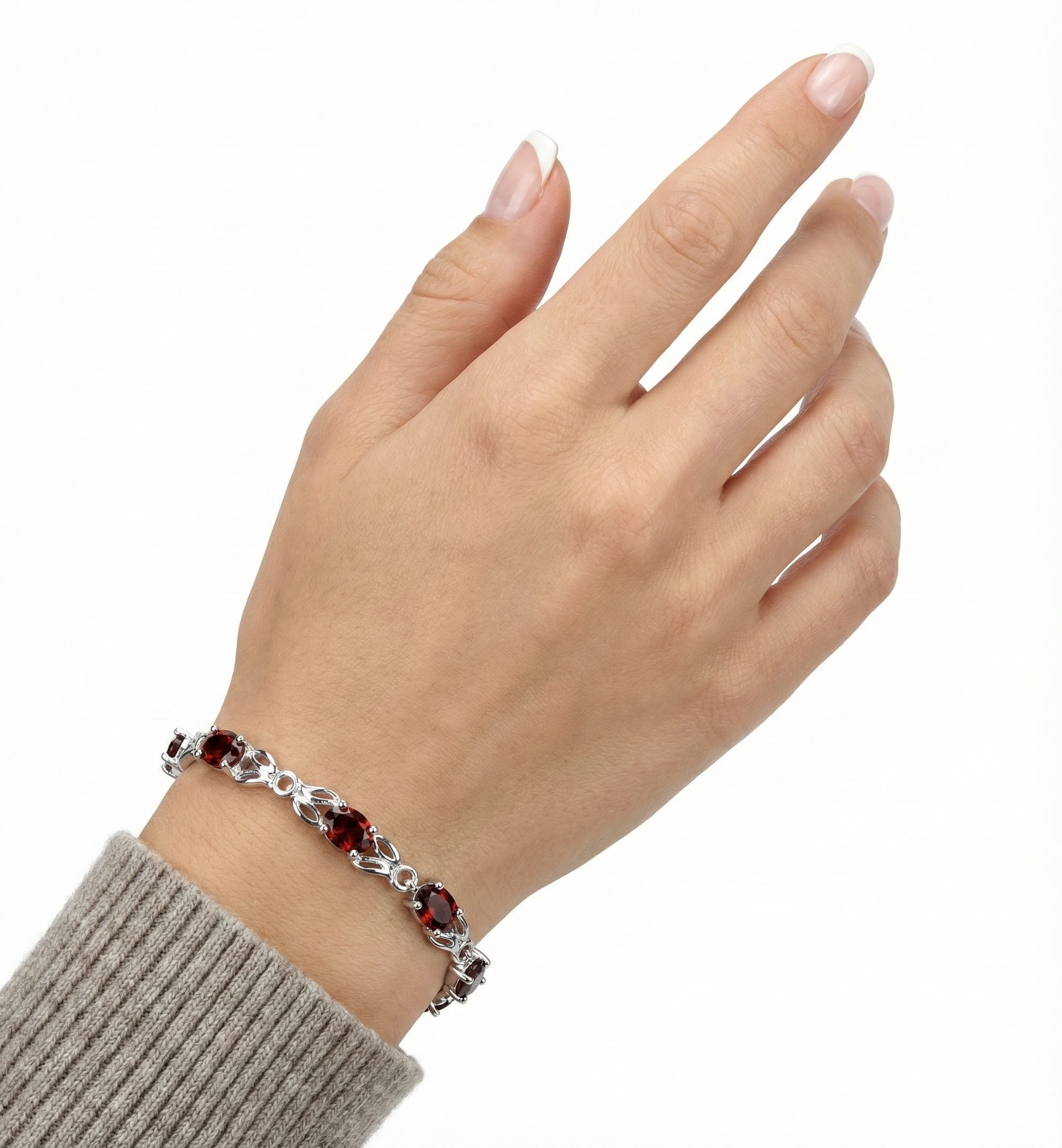 Náramek stříbrného lesku s krystaly briliantového brusu v podobě rubínu - detail