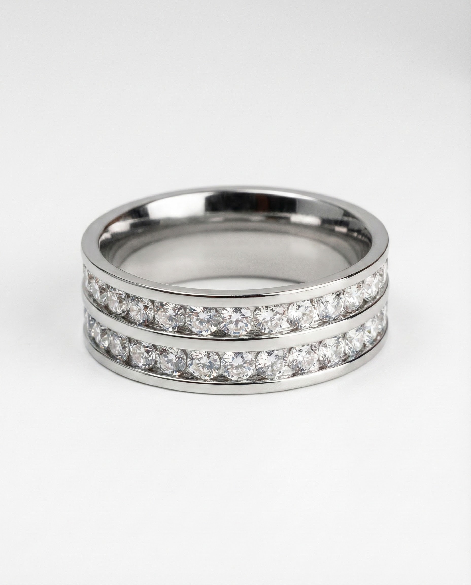 Prsten s krystaly a vysoce leštěným finišem