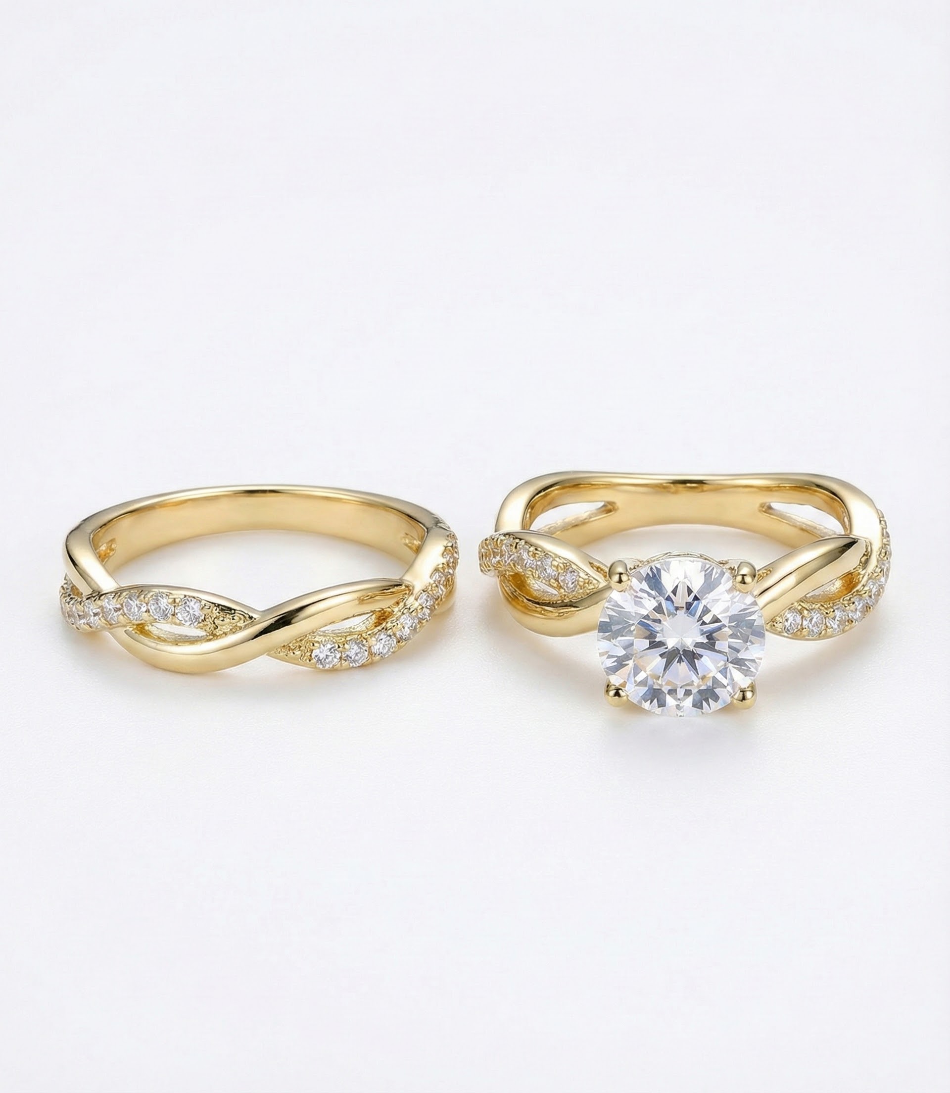 Set prstenů se zlatým odleskem a osazeními krystaly