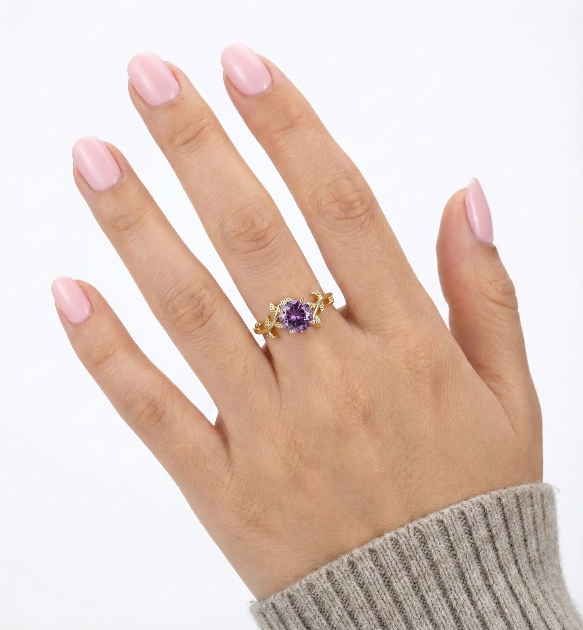 Prsten s motivem lístků ve zlatavém tónu s broušenými krystaly v barvě ametystu