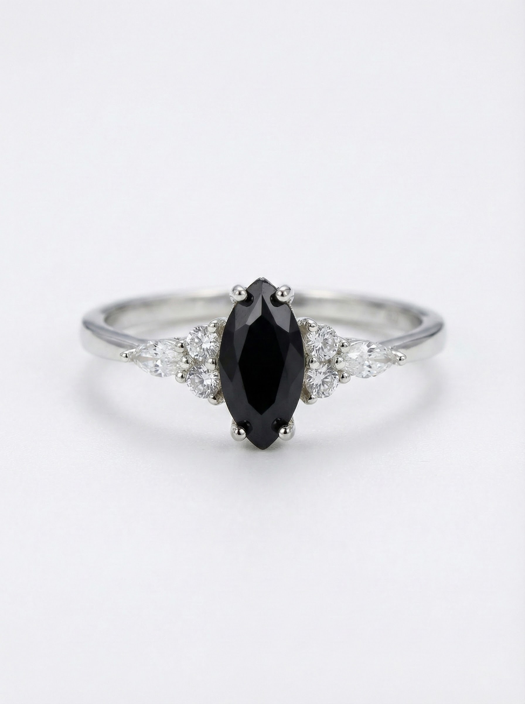 Prsten s oválným krystalem v temně černé barvě