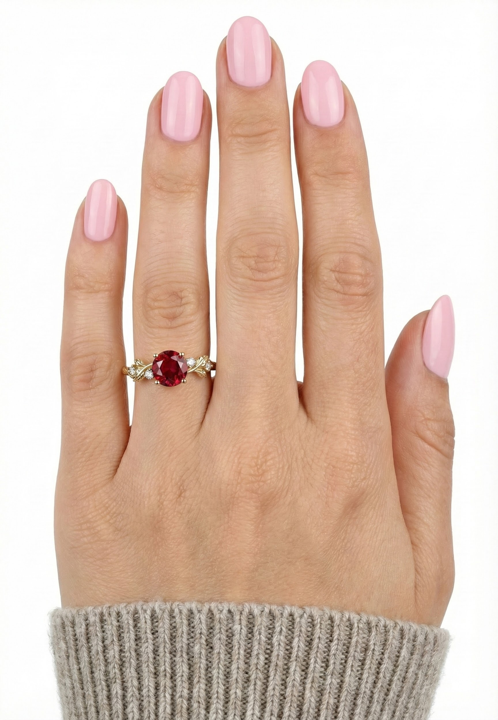 Prsten ve zlatém lesku s broušeným rubínově zbarveným krystalem - detail