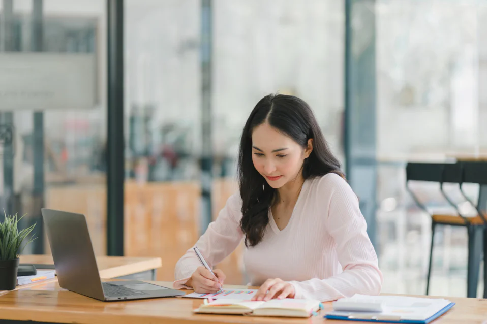 Lộ trình luyện Writing IELTS: Học gì trước, viết gì sau?