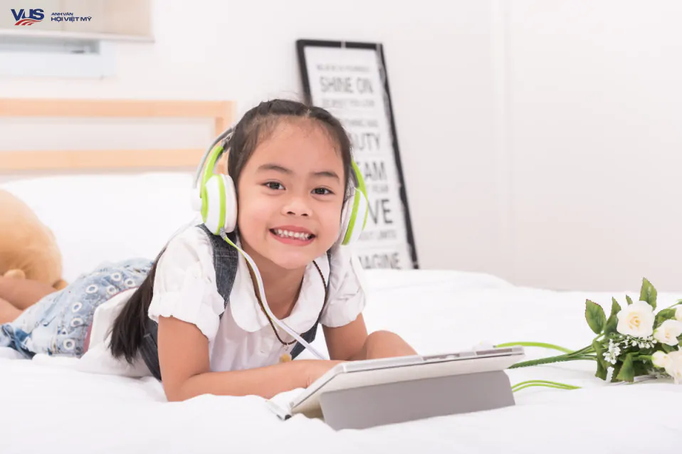 Có nên cho bé học tiếng Anh sớm? Lợi ích & lưu ý cho bố mẹ