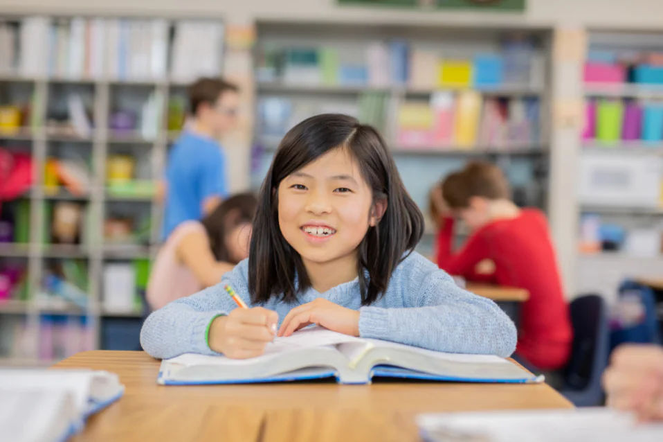 Giới thiệu bản thân bằng tiếng Anh lớp 5: Hướng dẫn & Bài mẫu