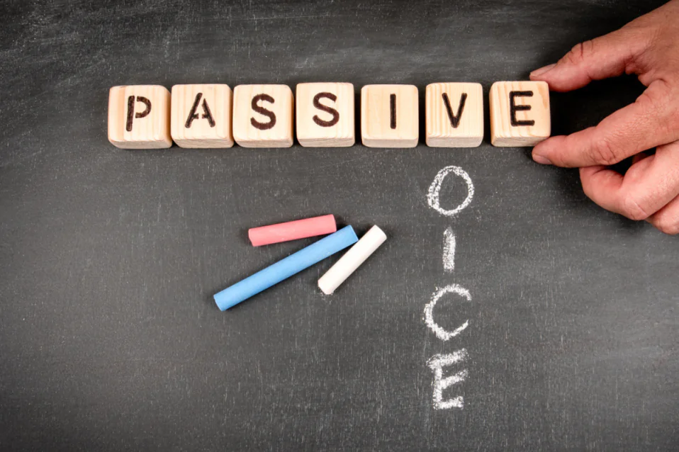 Câu bị động hiện tại đơn: Công thức, cách dùng kèm bài tập