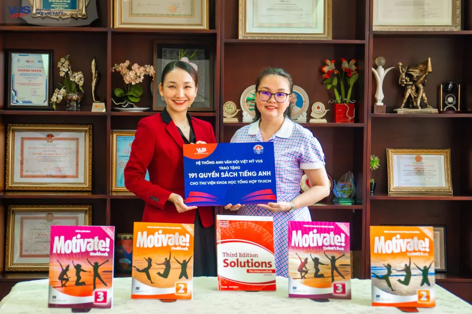 Trao tặng 200 sách tiếng Anh cho thư viện khoa học tổng hợp