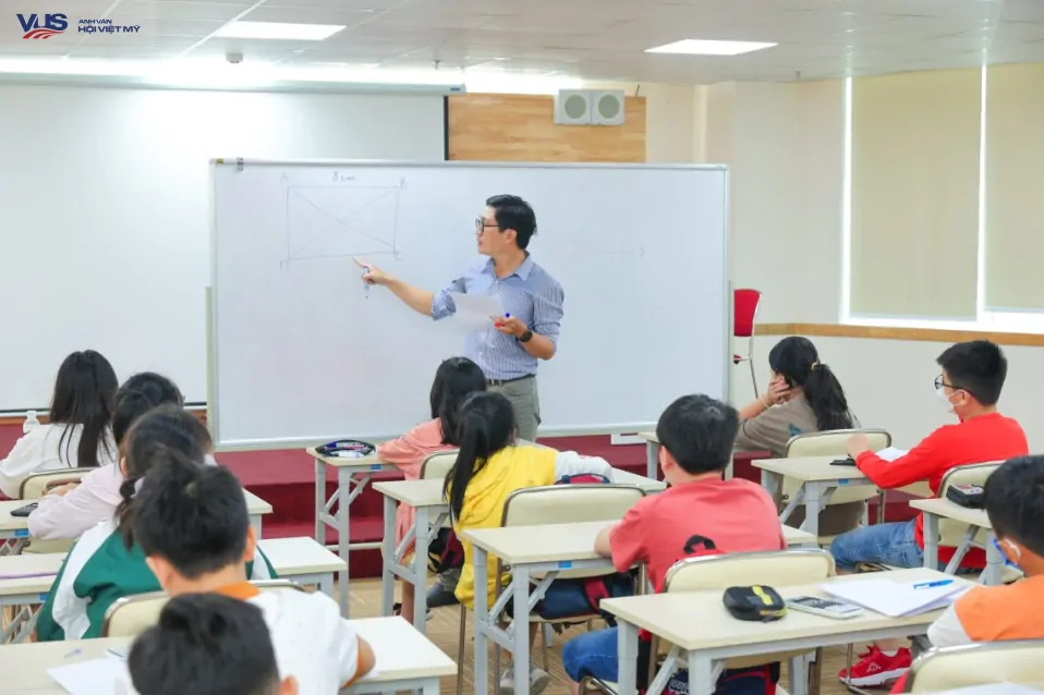 300 học sinh tham dự lớp ôn thi môn Toán miễn phí của VUS