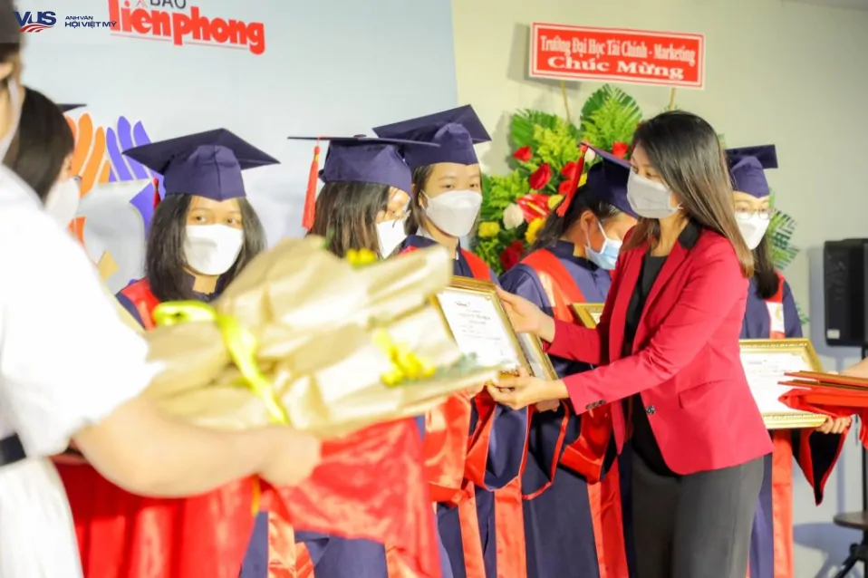 VUS trao 120 suất học bổng chương trình 'Nâng bước thủ khoa'