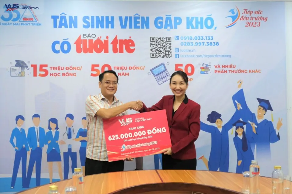 VUS cùng báo Tuổi Trẻ Tiếp sức đến trường cho tân sinh viên