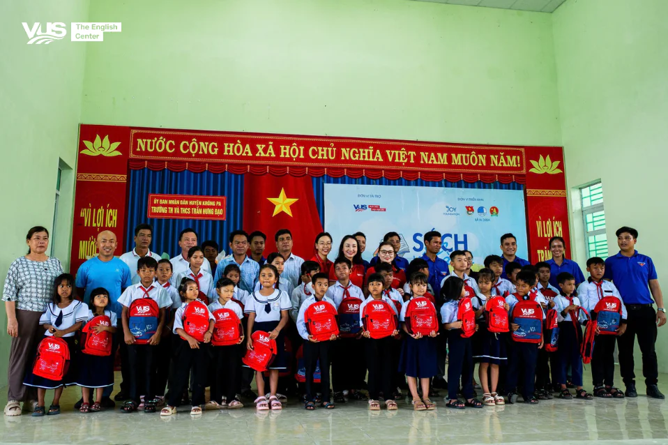 VUS lan tỏa tri thức cho học sinh Gia Lai trong chương trình 'Sách về làng'