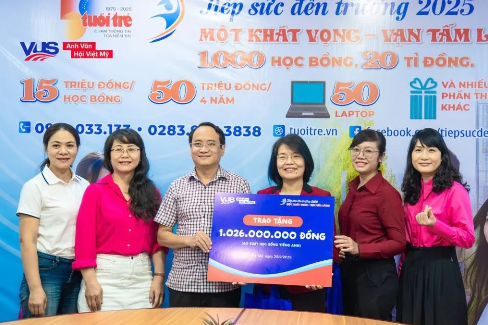 VUS tiếp tục đồng hành cùng báo tuổi trẻ trong chương trình 'tiếp sức đến trường 2025