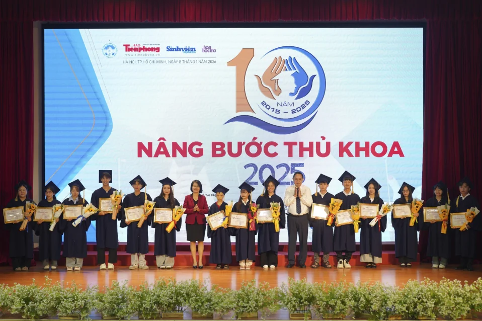 VUS phối hợp cùng báo tiền phong trao 120 suất học bổng tiếng Anh toàn phần trong hành trình 'nâng bước thủ khoa'