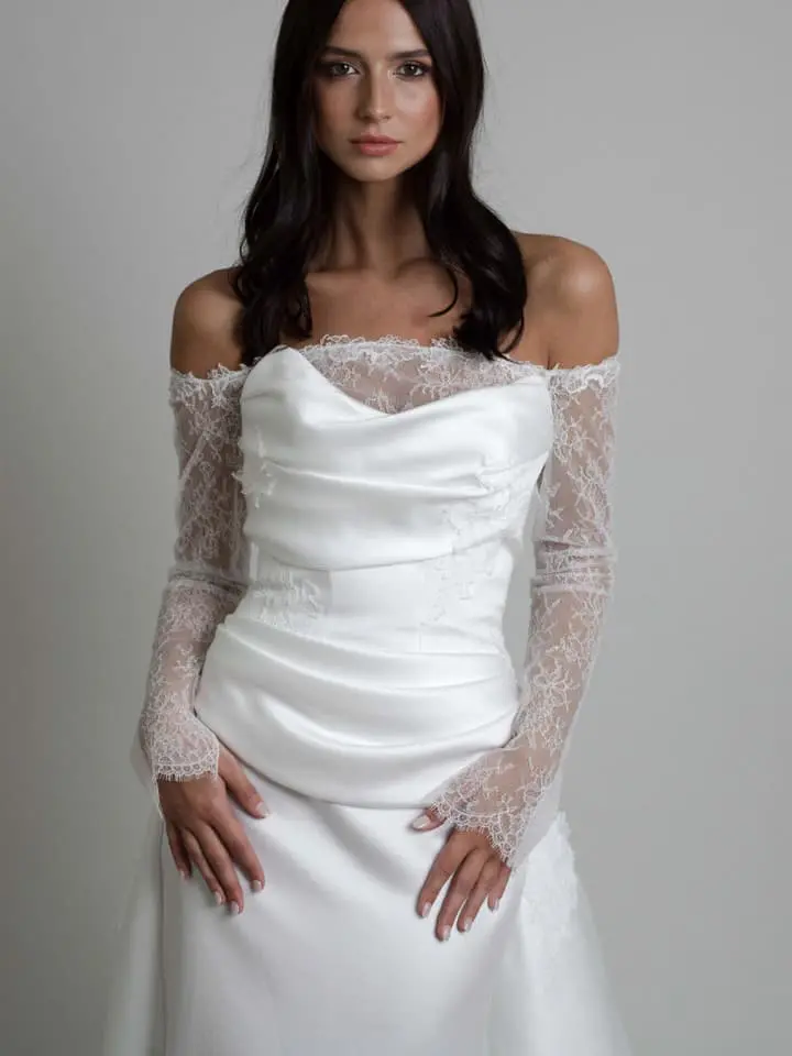 détail avant robe de mariée simple Comet