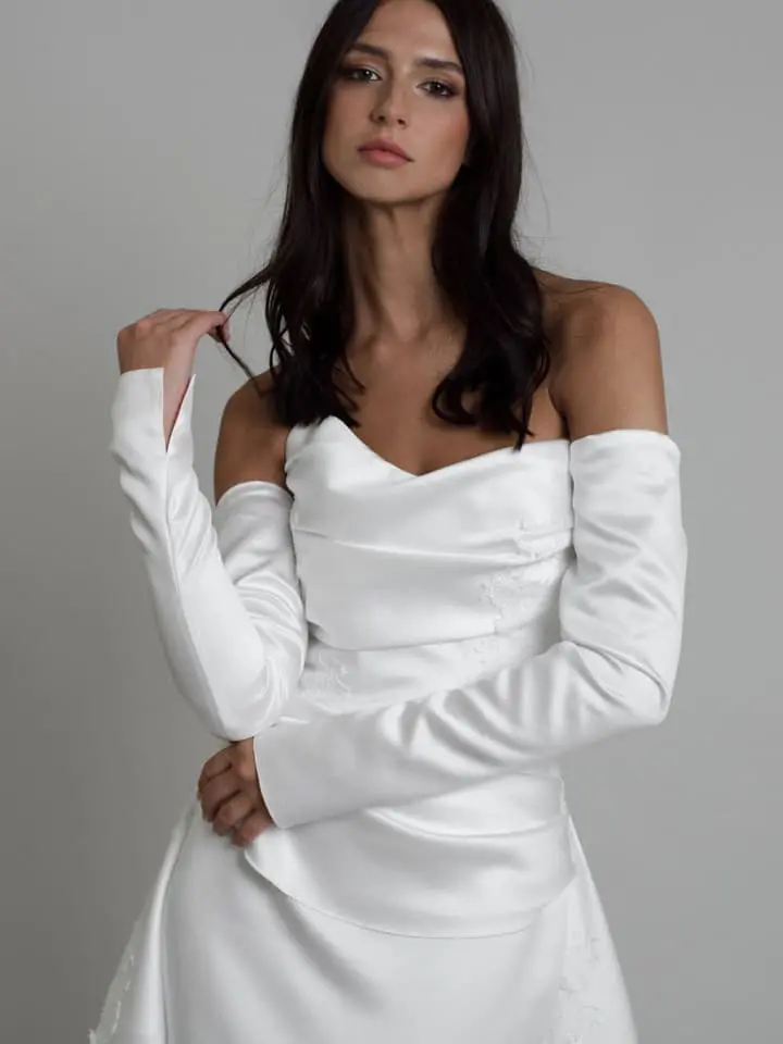 détail avant robe de mariée simple Comet