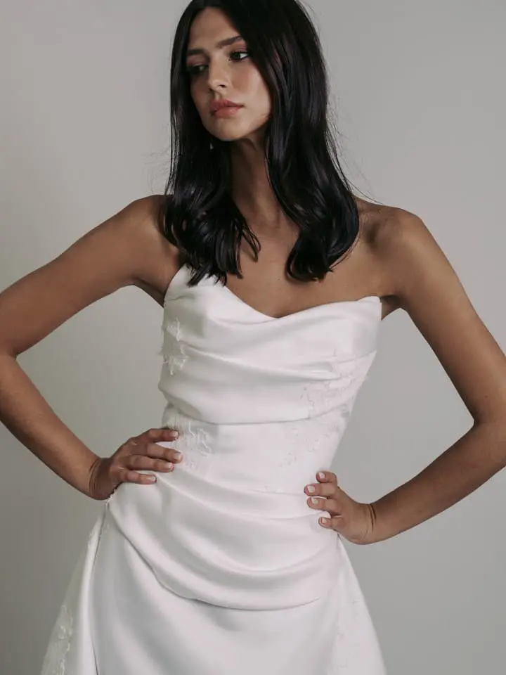 détail avant robe de mariée simple Comet