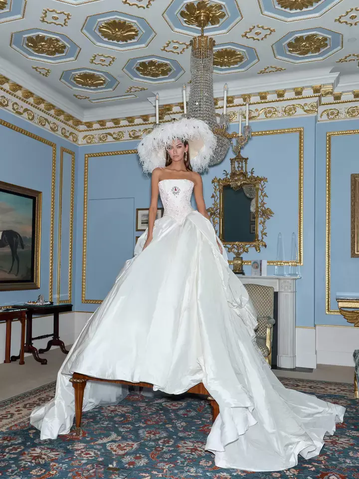 Un mannequin portant une robe de Galia Lahav.