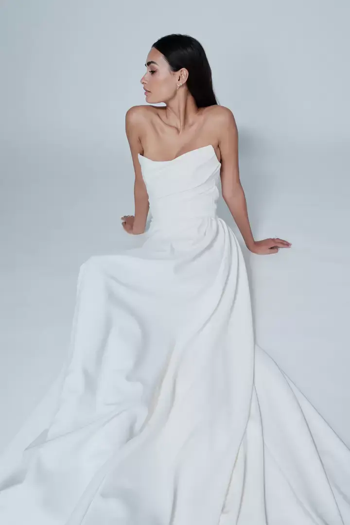 Un mannequin portant une robe de mariée de Monique Lhuillier.