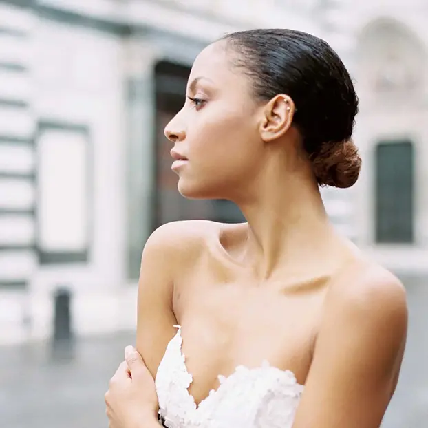 Une femme africaine avec un chignon bas élégant.