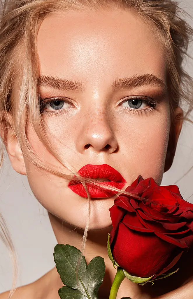 Jeune fille aux lèvres rouges et rose.