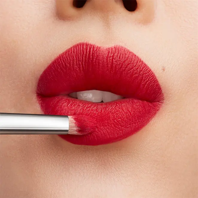 Close-up sur des lèvres sublimées par le rouge à lèvres Retro Matte de MAC Cosmetics, teinte Ruby Woo