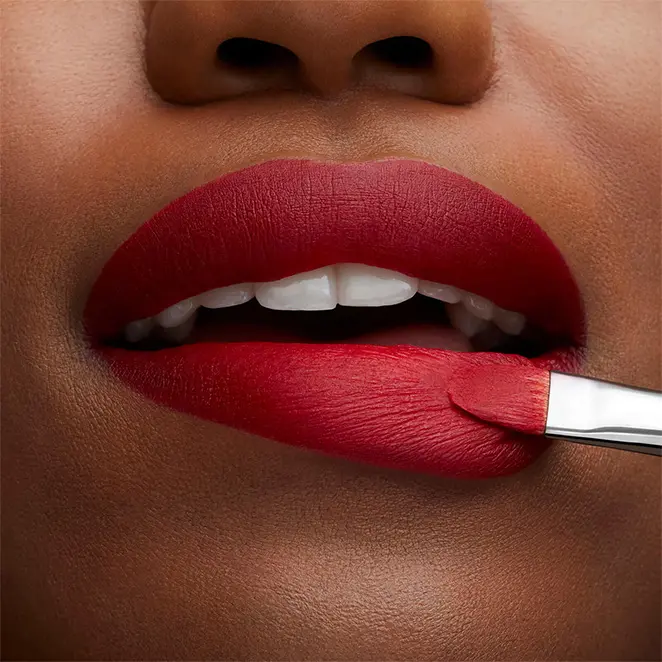 Close-up sur des lèvres sublimées par le rouge à lèvres Retro Matte de MAC Cosmetics, teinte Ruby Woo