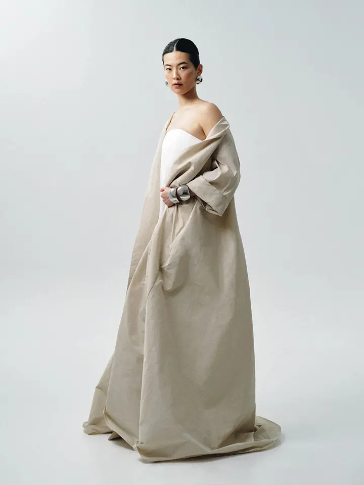 Un mannequin portant une robe de mariée de Sophie et Voila.