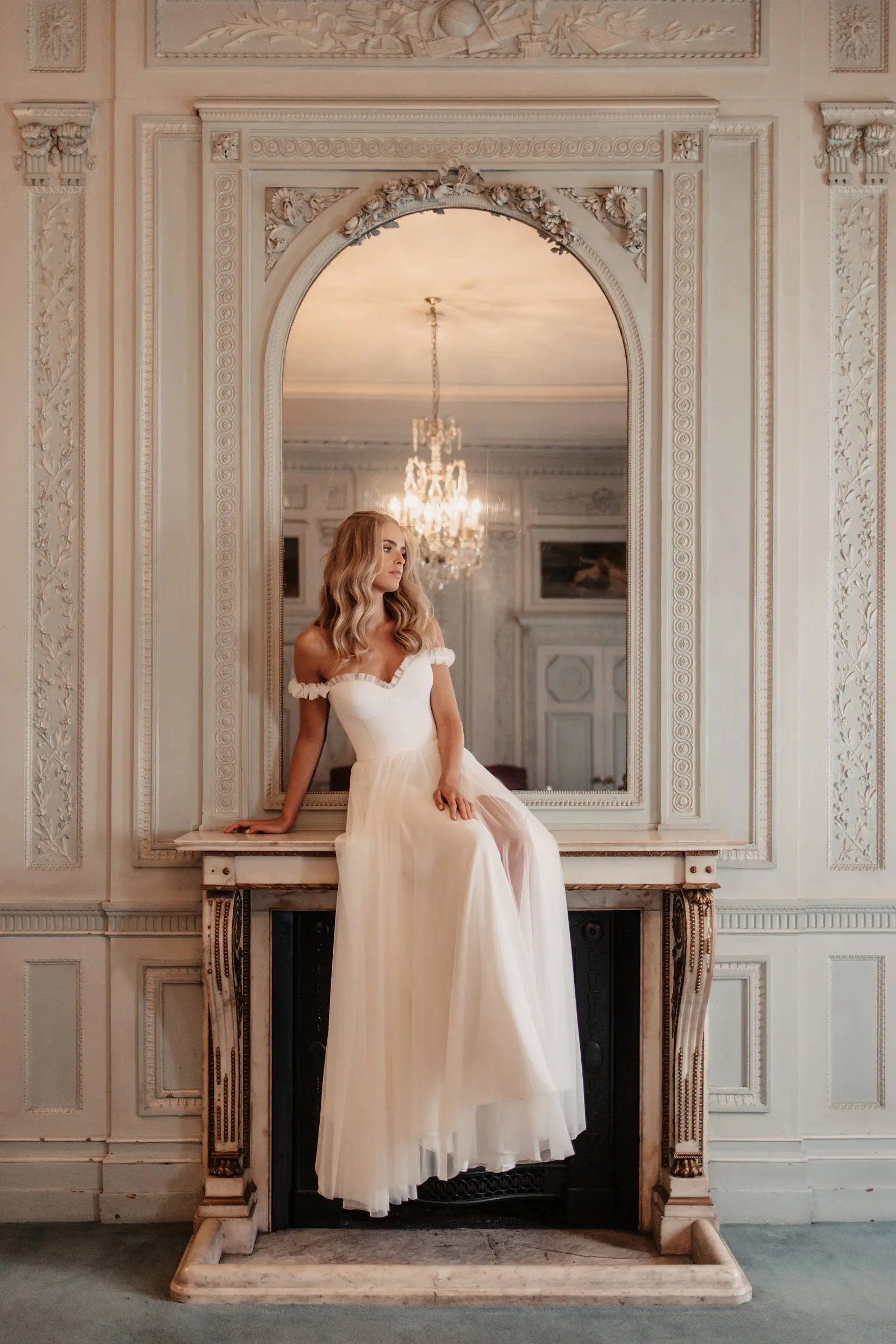 Un mannequin portant une robe de Suzanne Neville.