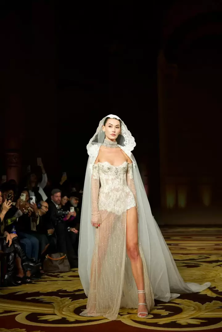 Un mannequin portant une robe de Berta.