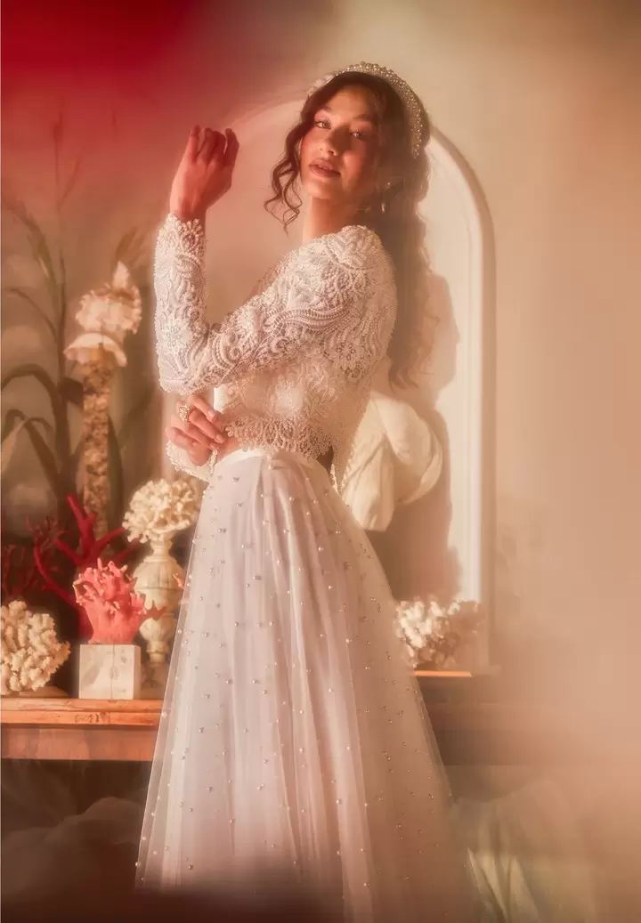 Un mannequin portant une robe de Catherine Deane.