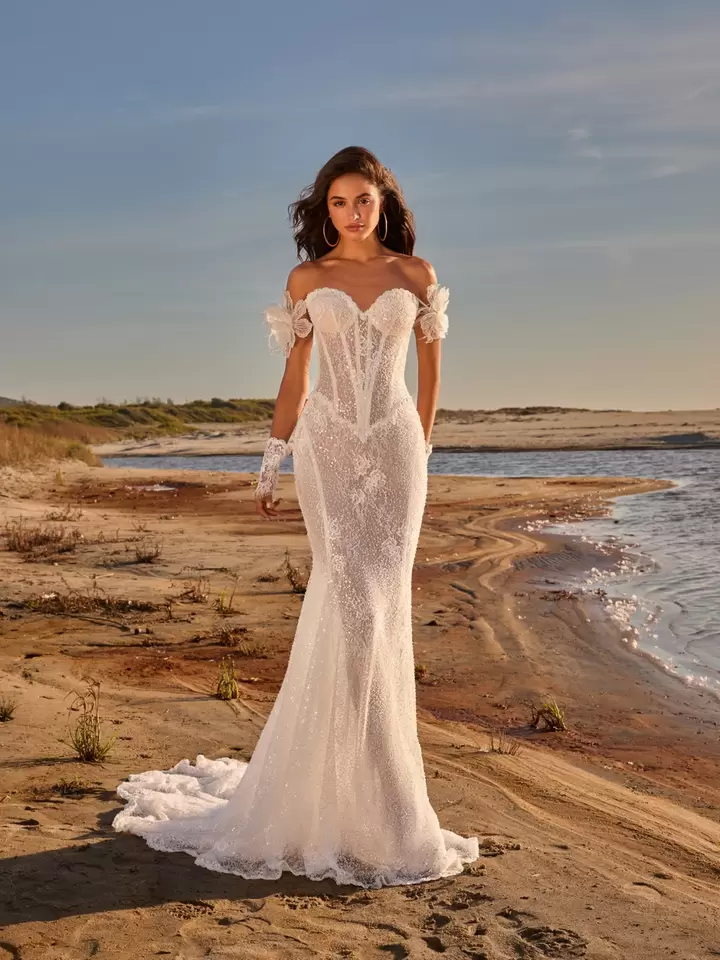 Un mannequin portant une robe de Galia Lahav.