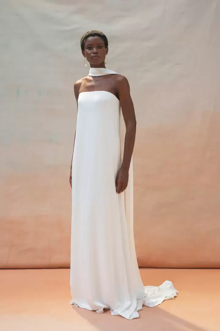 Un mannequin portant une robe de Jenny by Jenny Yoo.