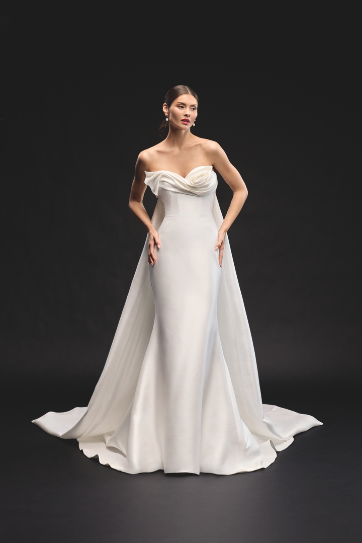 Un mannequin portant une robe de Justin Alexander Signature.