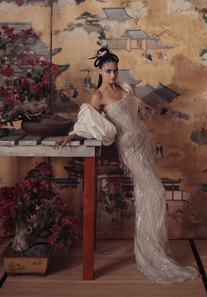 Un mannequin portant une robe de Kim Kassas Couture.