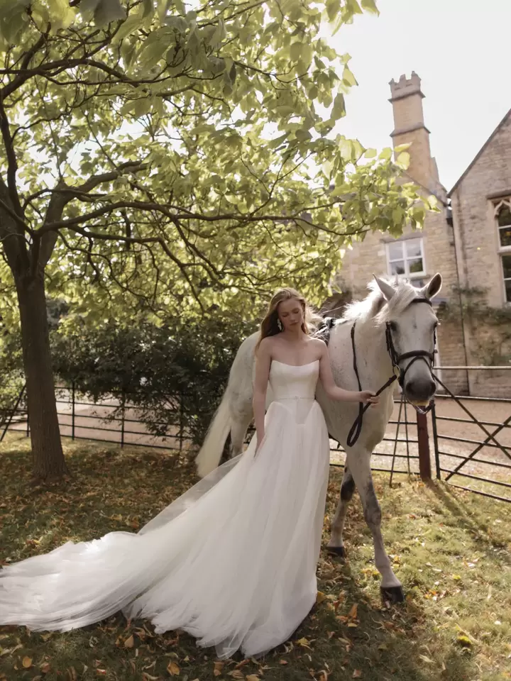 Un mannequin portant une robe de Lihi Hod.