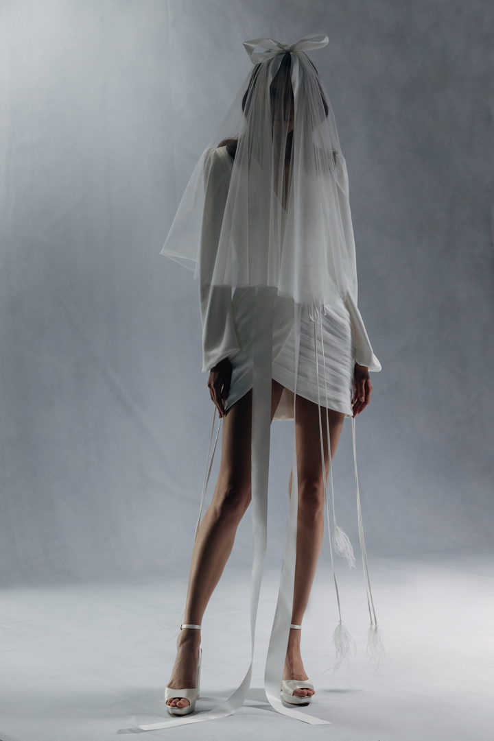 Un mannequin portant une robe de WONÁ Bridal.