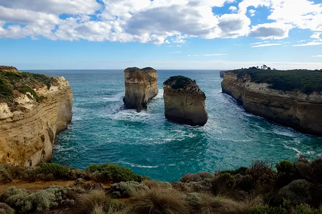 Vue panoramique des falaises et des cheminées de fée (stacks) dans le parc national de Port Campbell, le long de la Great Ocean Road en Australie.