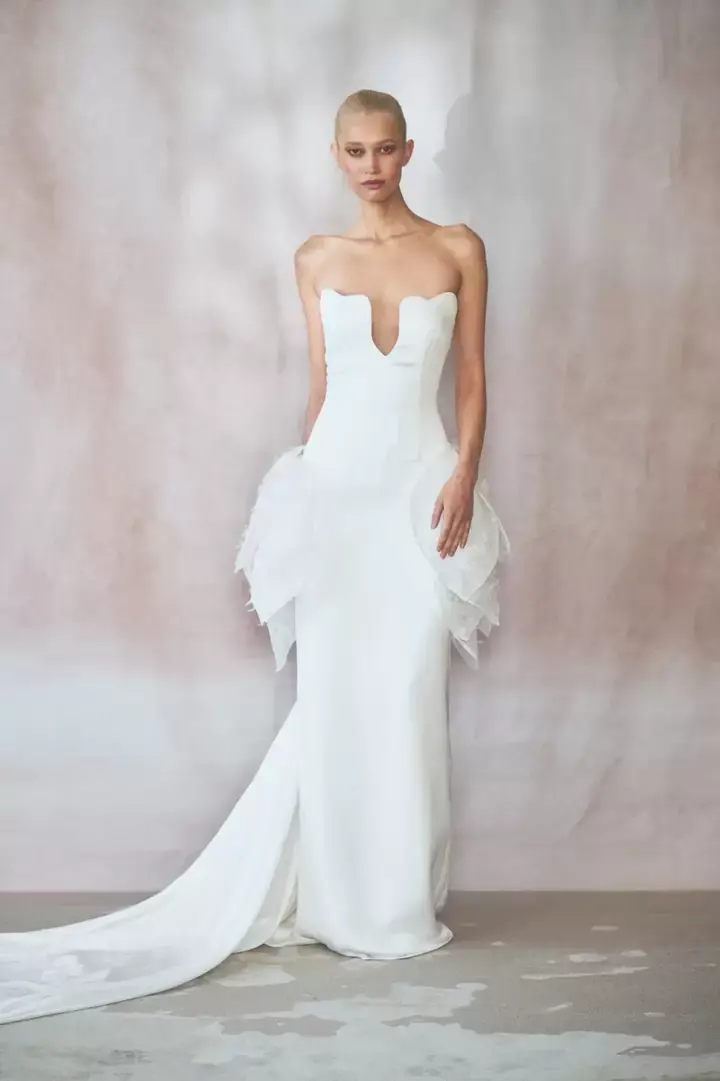 Un mannequin portant une robe de Andrew Kwon.