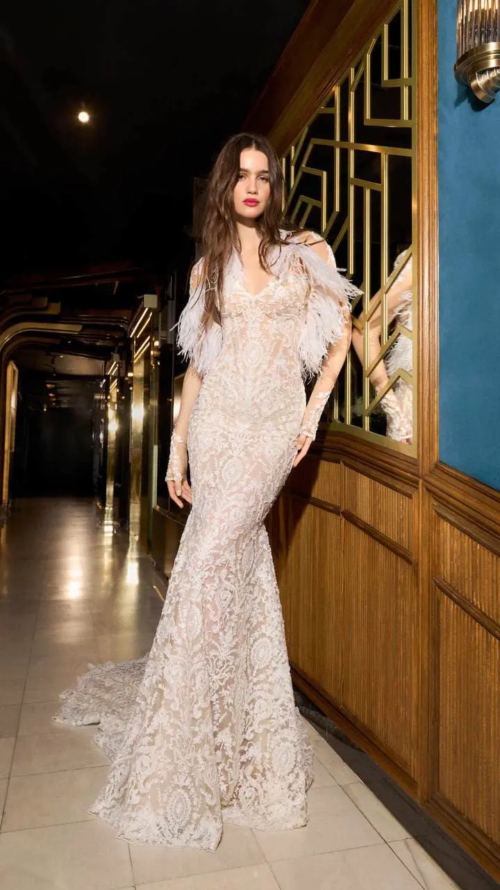 Un mannequin portant une robe de Galia Lahav.