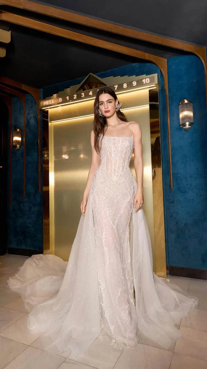Un mannequin portant une robe de mariée de Galia Lahav.