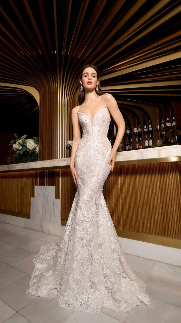 Un mannequin portant une robe de mariée de Galia Lahav.