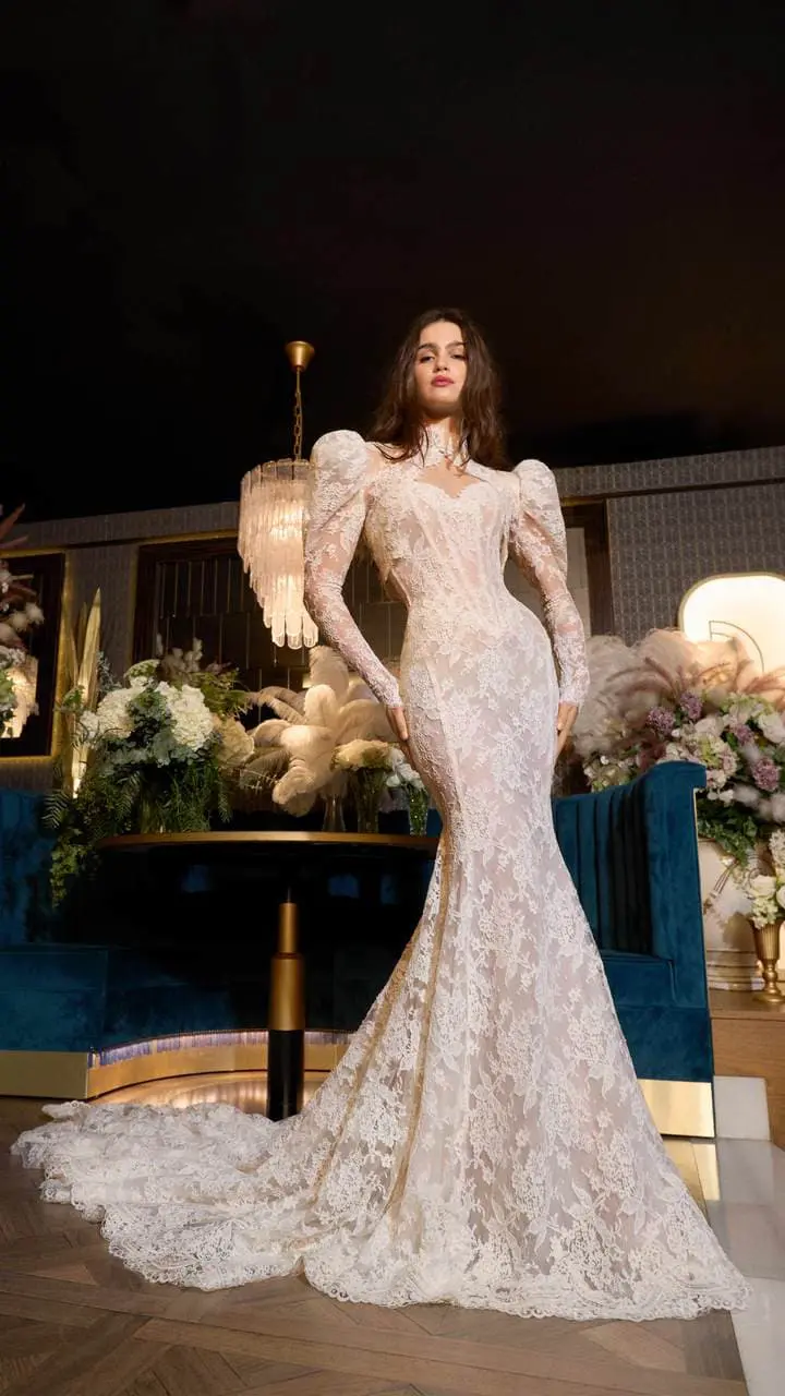 Un mannequin portant une robe de mariée de Galia Lahav.
