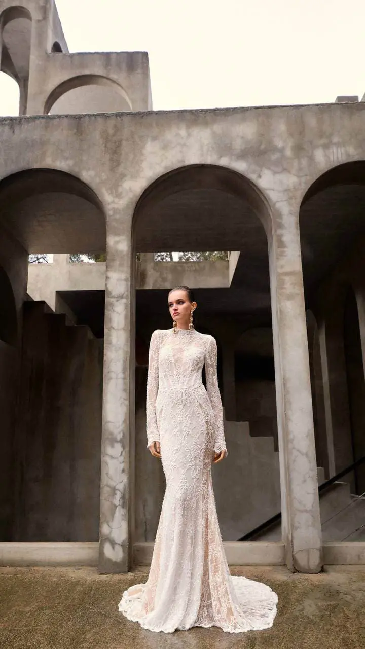 Un mannequin portant une robe de mariée de Galia Lahav.