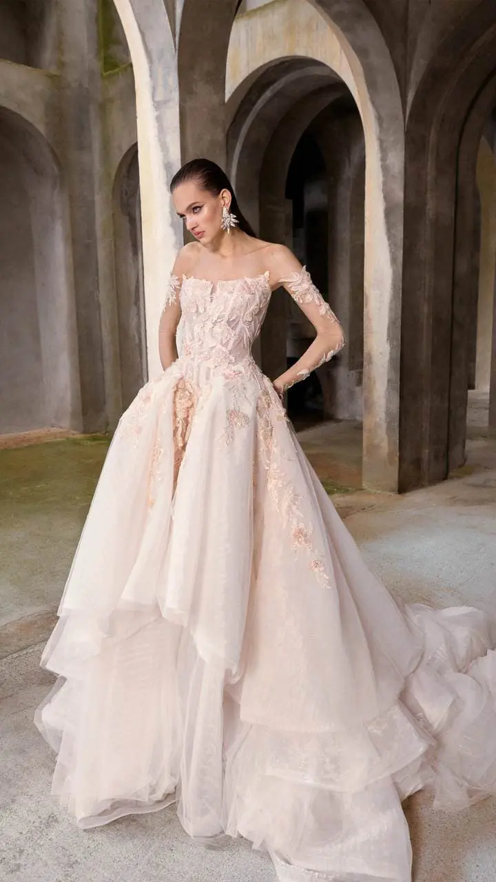 Un mannequin portant une robe de Galia Lahav.