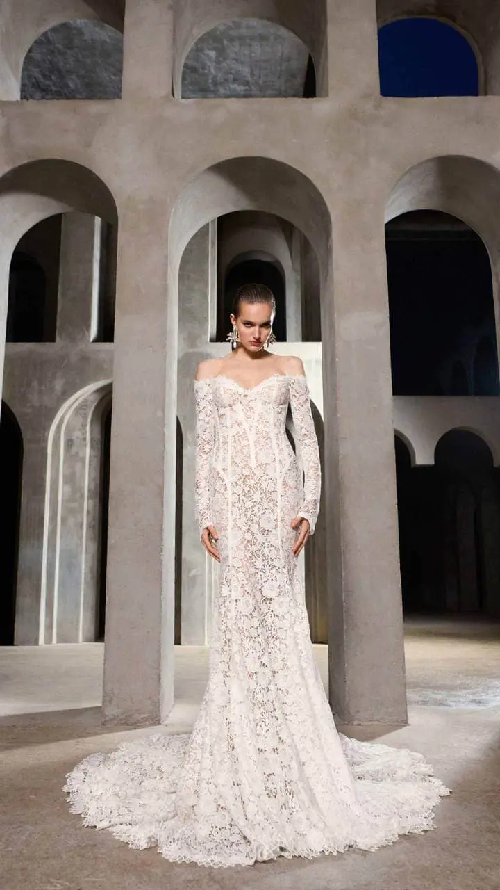 Un mannequin portant une robe de mariée de Galia Lahav.
