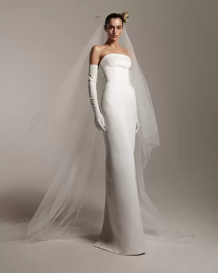 Un mannequin portant une robe de Monique Lhuillier.